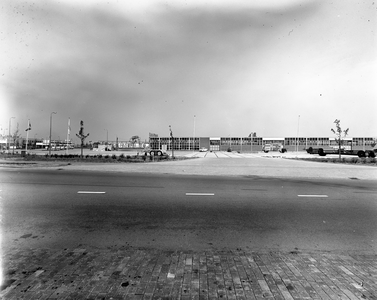 802965 Gezicht op het terrein van de Fabrikant van Wegtransportmiddelen Nooteboom NV (Europalaan 58) te Utrecht, vanuit ...